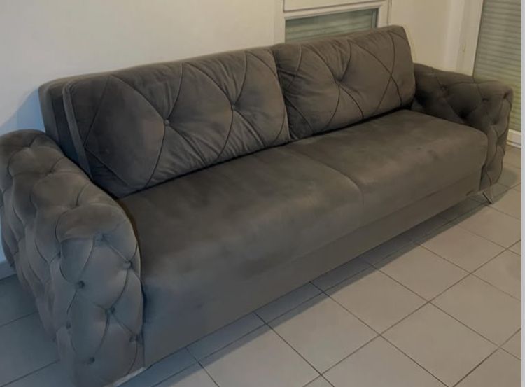 Canapé gris en velours après nettoyage