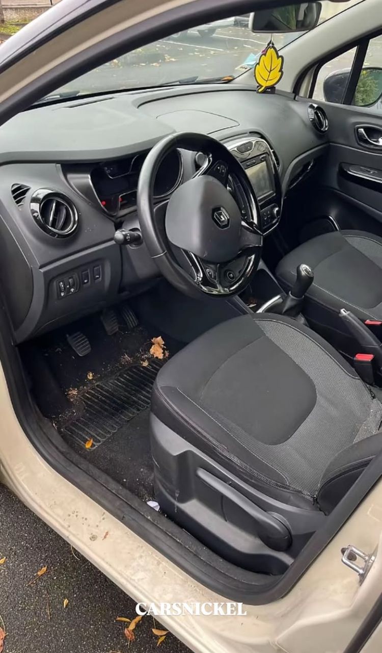 Avant : poste de conduite de Renault Captur avec des feuilles et de la terre sur le tapis