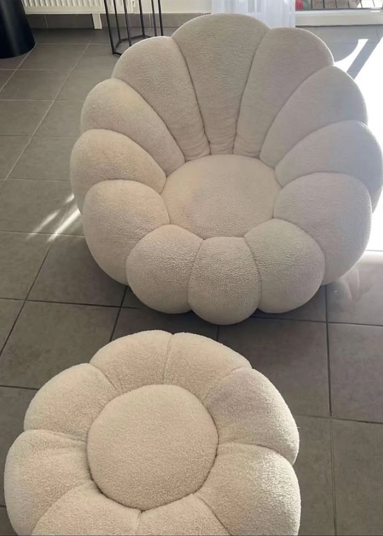Après : le même fauteuil et son pouf en bouclette, propres