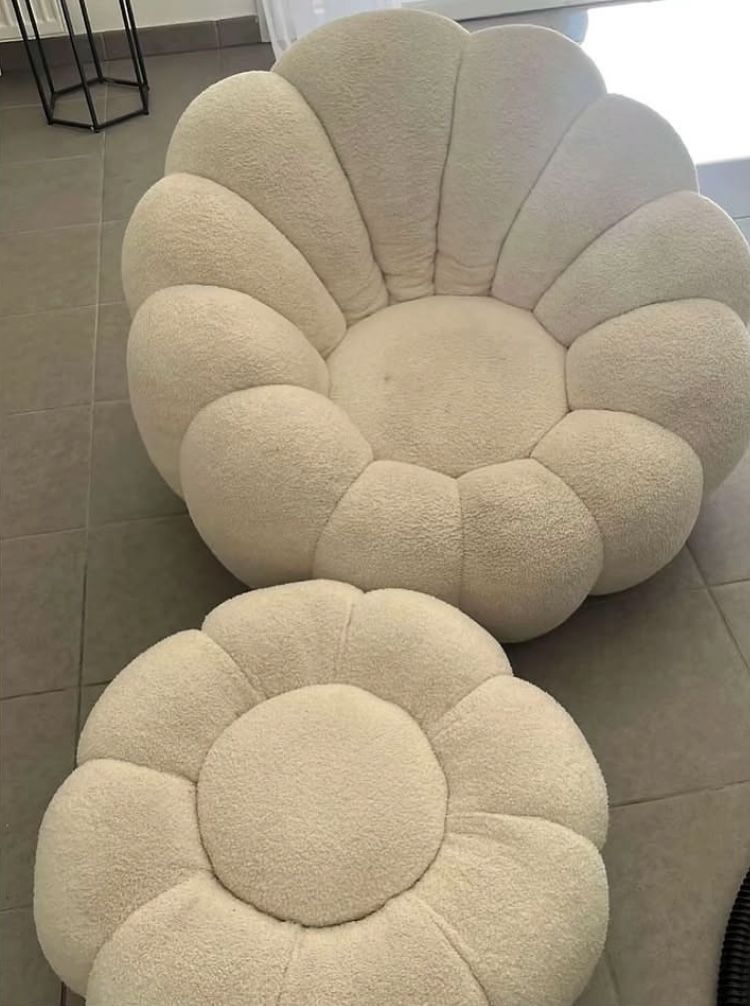 Avant : fauteuil fleur et pouf en tissu bouclette blanc, avec une tache sur l'assise