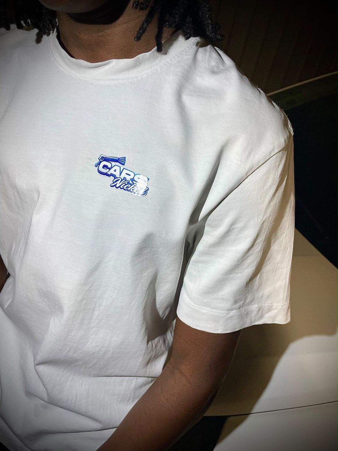 Le fondateur de CARSNICKEL portant le t-shirt blanc au logo CARSNICKEL