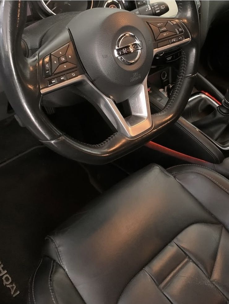Après : le même poste de conduite de Nissan Qashqai, siège cuir et tapis propres