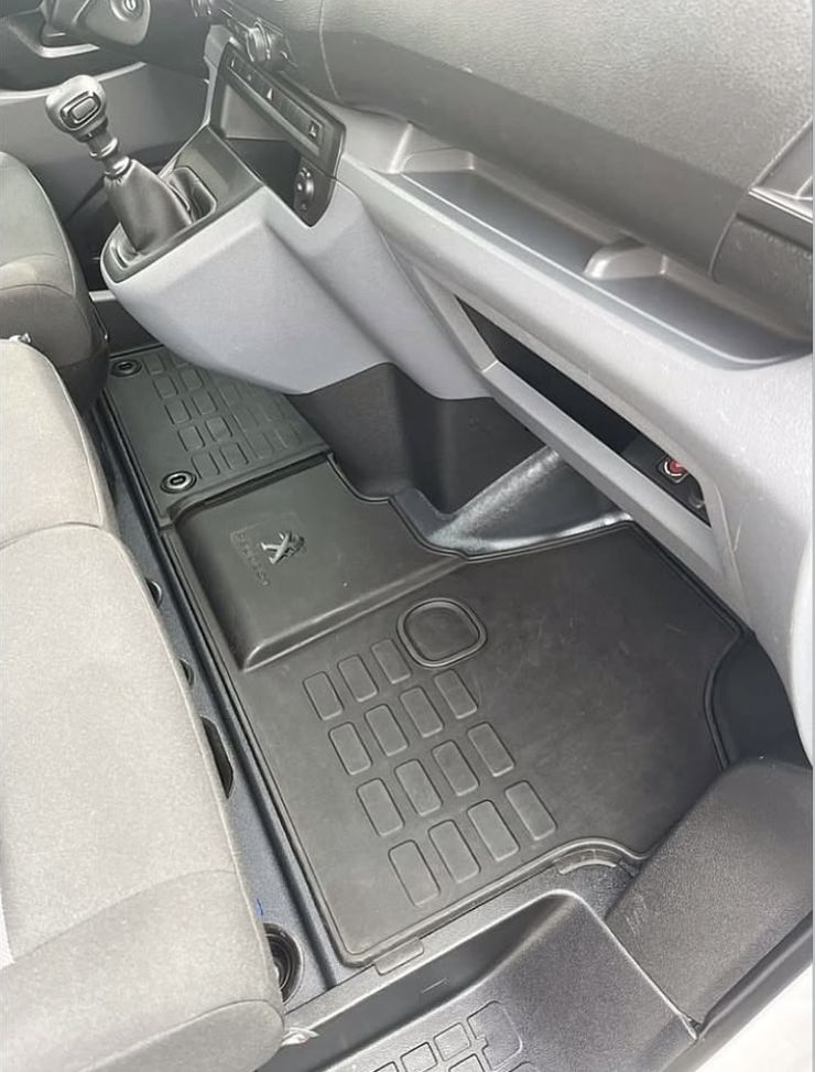 Après : le même tapis de sol de Peugeot, propre