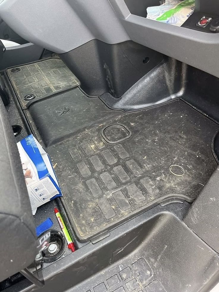 Avant : tapis de sol de Peugeot couvert de poussière et de débris