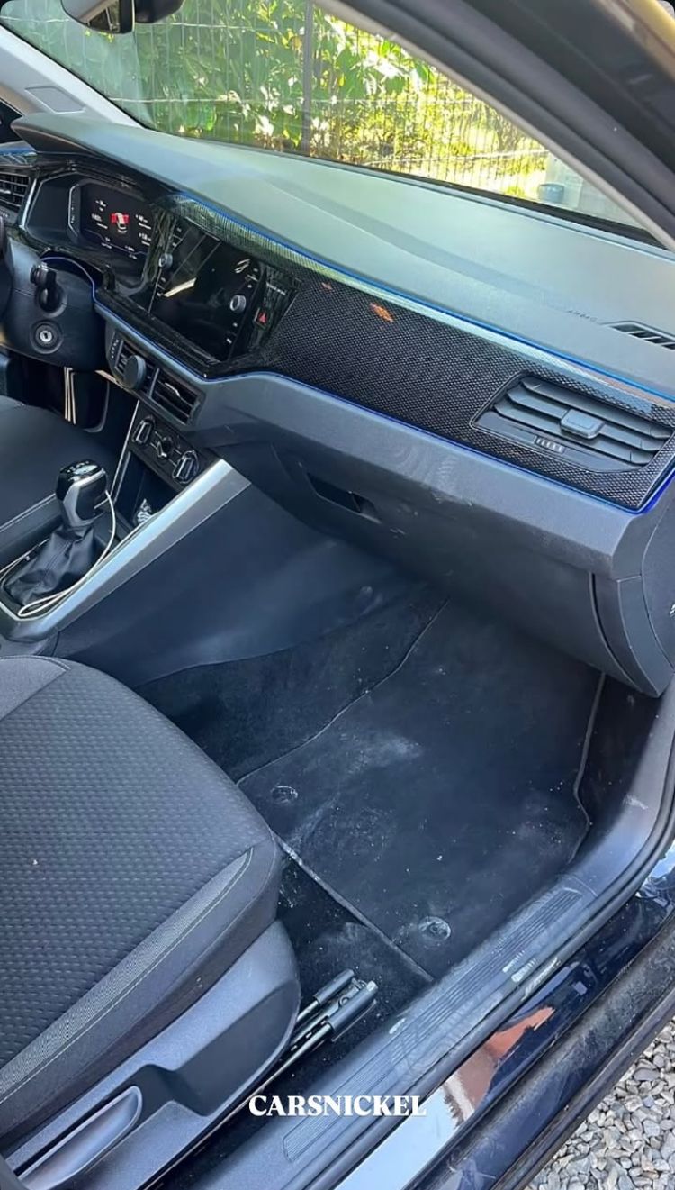 Avant : côté passager d'une Volkswagen, tapis de sol couverts de poussière