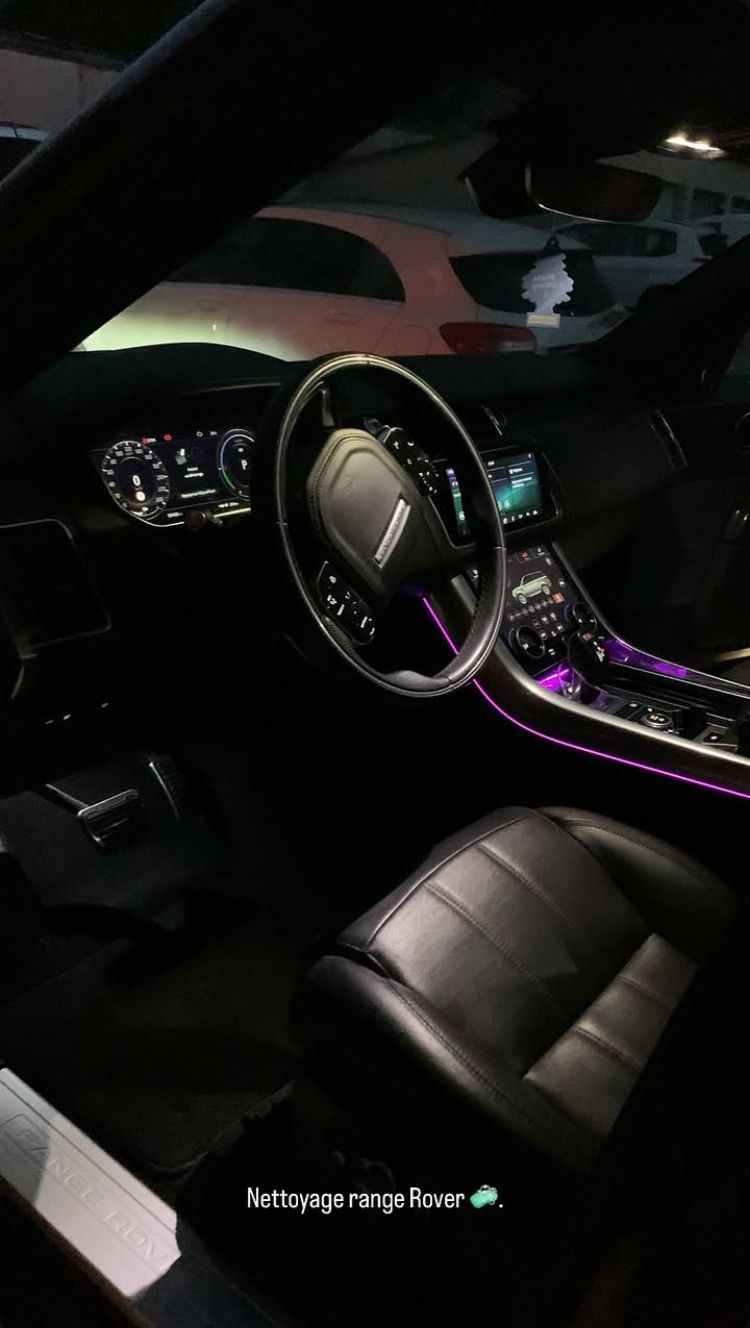 Range Rover après nettoyage : poste de conduite, volant et siège en cuir